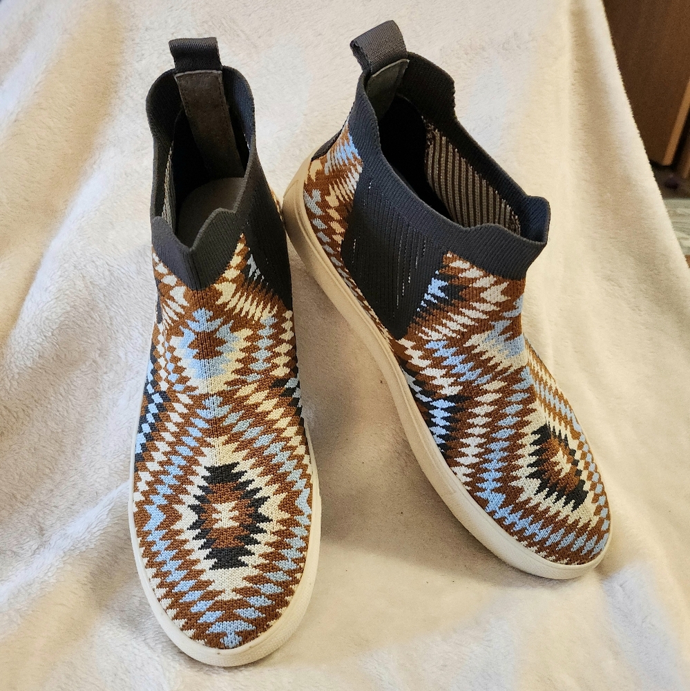 Very G Bess Knit Aztec High Tops Size 8